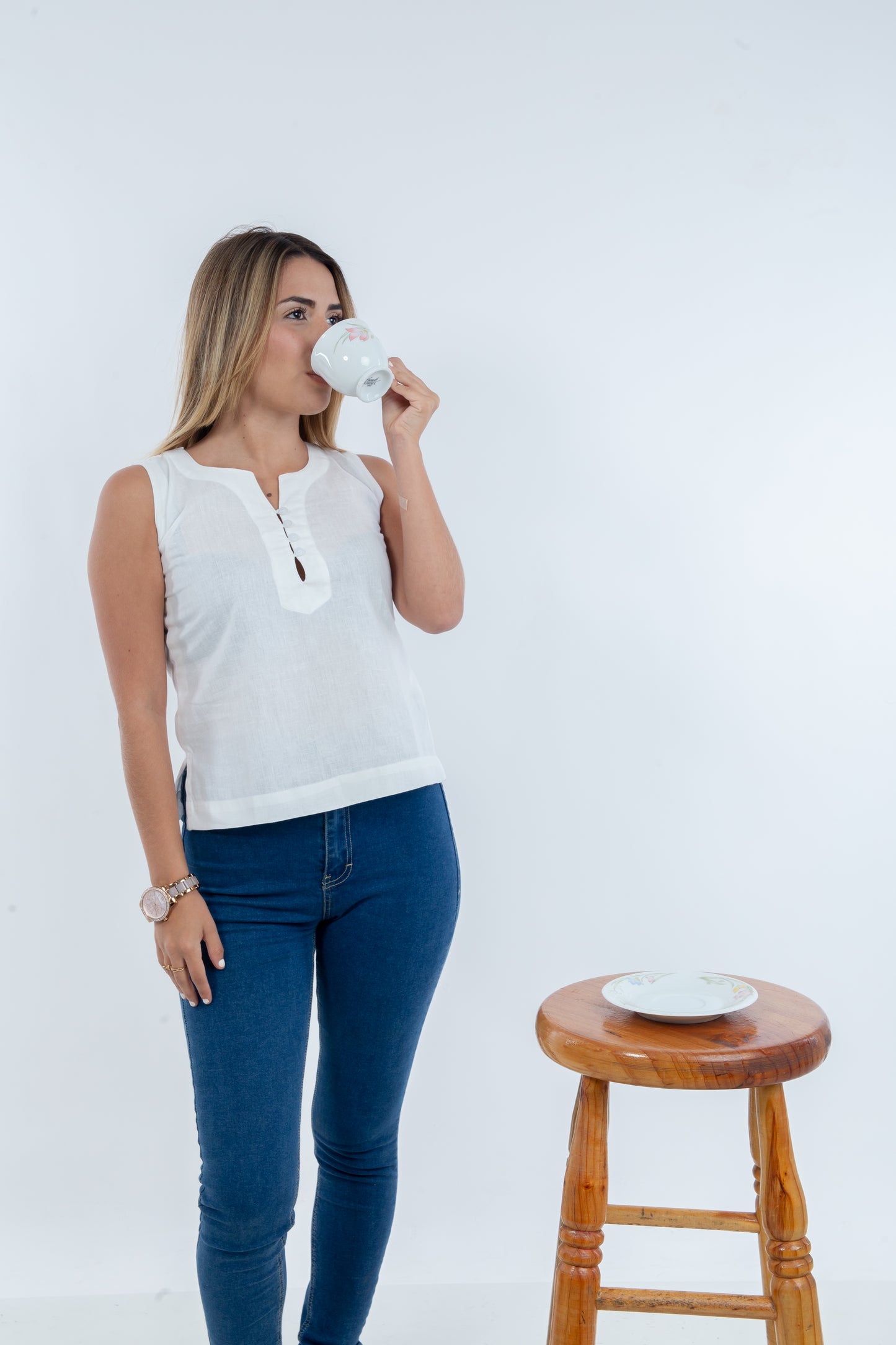 Top sin Mangas de Manga Corta en Blanco - Elegancia Versátil en Lino y Muselina