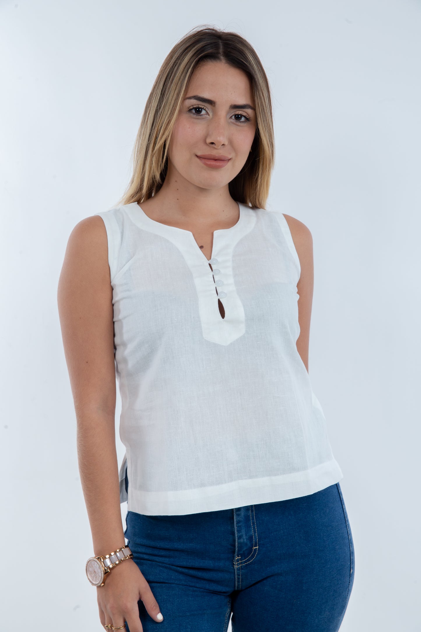 Top sin Mangas de Manga Corta en Blanco - Elegancia Versátil en Lino y Muselina