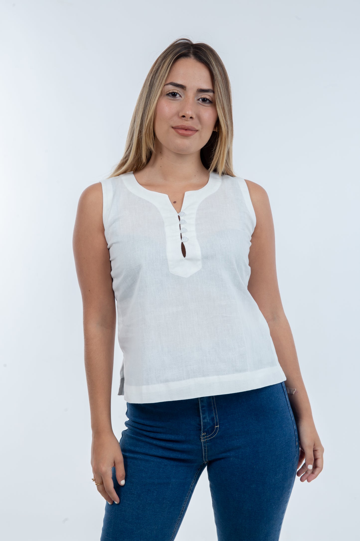 Top sin Mangas de Manga Corta en Blanco - Elegancia Versátil en Lino y Muselina