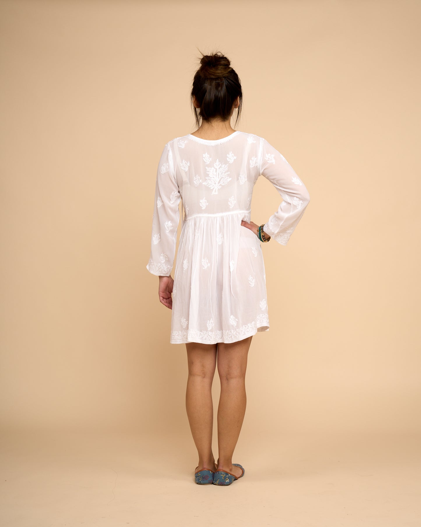 Vestido blanco chic - Modo playa con Chikankari