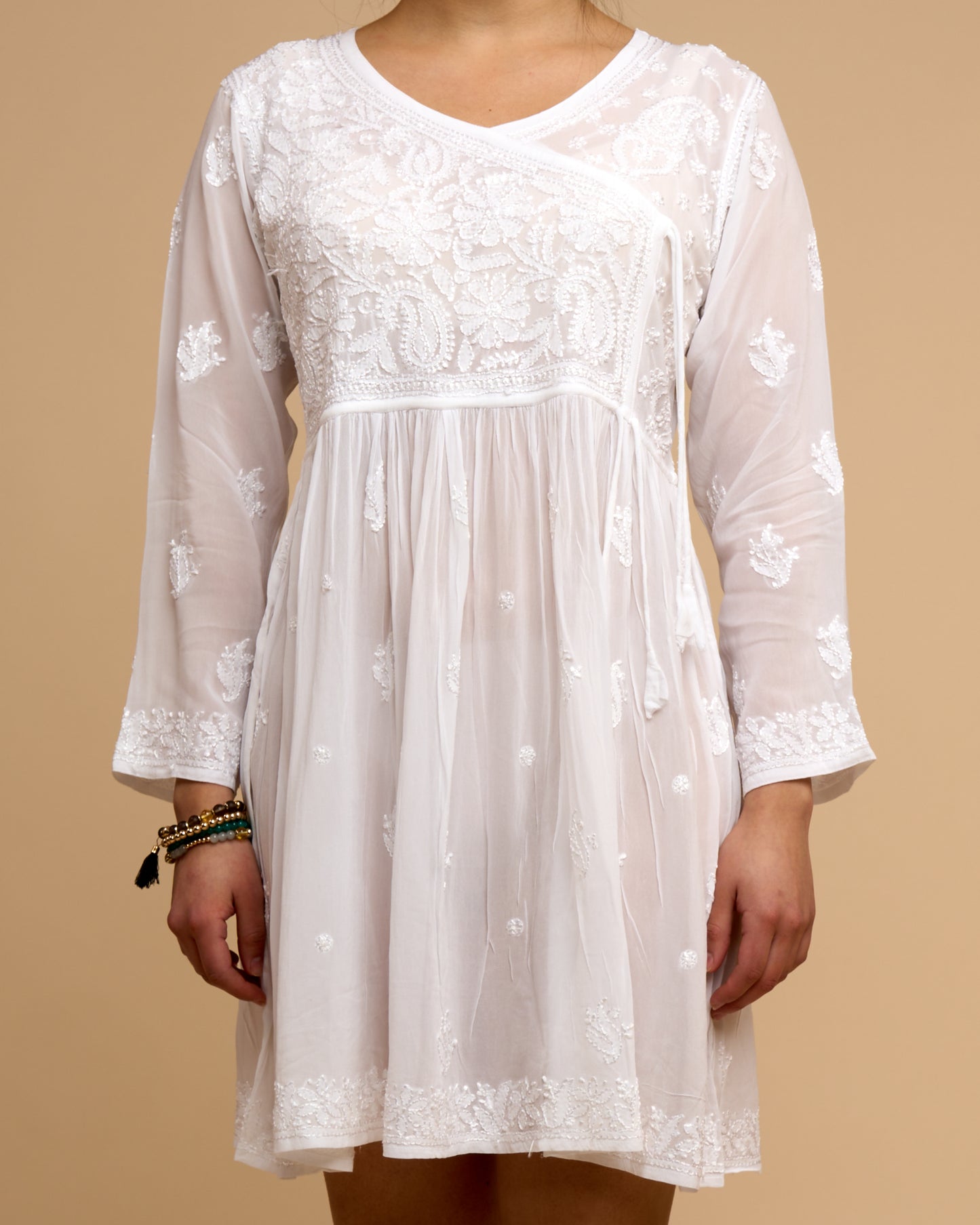 Vestido blanco chic - Modo playa con Chikankari